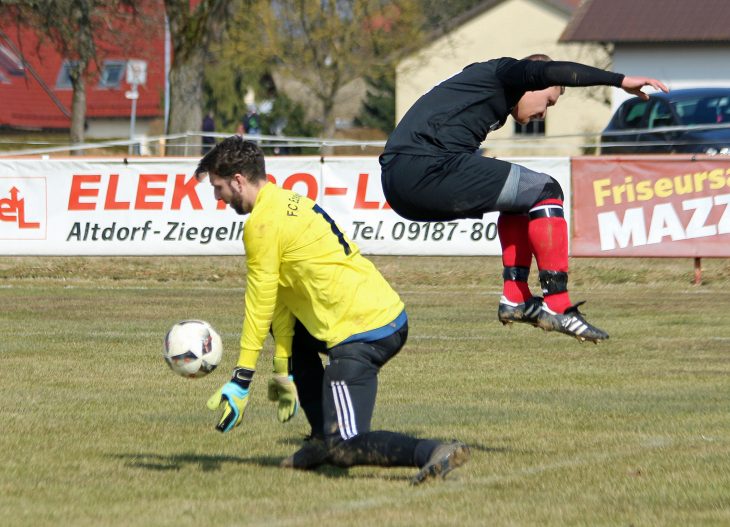 Häschen hüpf kurz vor Ostern! Der Eismannsberger Torschütze zum späteren 2:1 Jonas Pfälzner vermeidet fair eine Kollision gegen den Ezelsdorfer Torhüter David Gschwendtner.