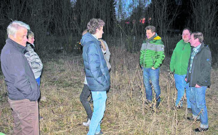 Bei der Besichtigung des künftigen Gemeinschaftsgartens: Hubert Schäfer, Initiator, (rechts) und Uwe Friedel, Grundstückspächter, (3. v. r.) mit weiteren Interessierten.