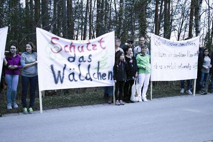 Rund 150 Teilhehmer zählte die Mahnwache am Wäldchen im Josef-Schlosser-Weg.