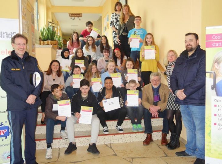 Die Coolrider der Veldener Mittelschule mit Klaus Bald (stellvertretender Leiter Polizei Hersbruck, links), Cornelia Trinkl (stellvertretende Landrätin, 2. v. li.), VAG-Ausbilder Christian Baumgärtl (re.), Andrea Leißner (2. v. re.) und Bürgermeister Volker Herzog (3. v. re.), hinten Sozialpädagogin Angela Seitz und Rektorin Renate Scharrer.