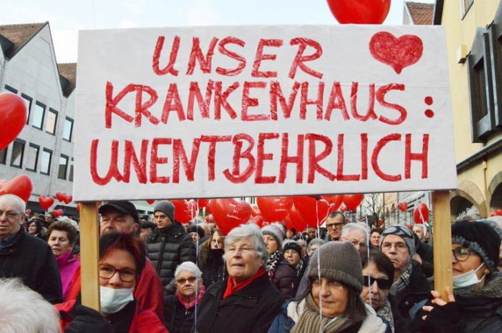Tausende Bürger gingen im Februar in Hersbruck für ihr Krankenhaus auf die Straße. Samstag nun ziehen die Kämpfer für Krankenhäuser und gute Pflege vor Ort vors Heimatministerium am Lorenzer Platz in Nürnberg.