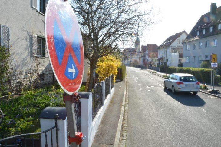 Die Untere Lohe ist derzeit Umleitungsstrecke und muss beidseitig frei von parkenden Autos bleiben.