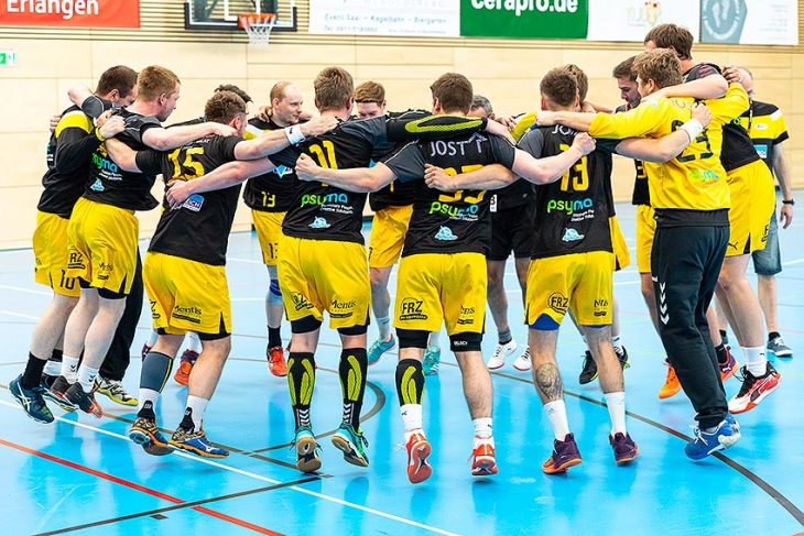 Die Saisonverlängerung wird gefeiert: Nach dem Sieg der HSG gegen Meister SG Regensburg spielen die heimischen Handballer nun in der Aufstiegsrelegation zur Bayernliga. Foto: G. Santemiz
