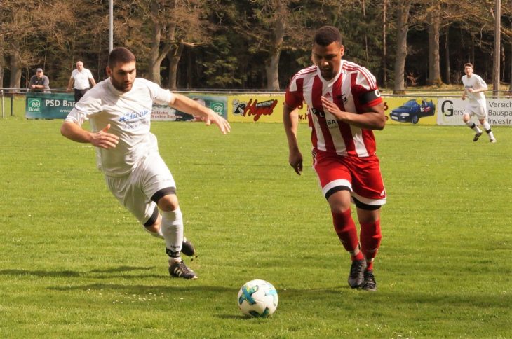 Kapitän Mario Bickel (rechts) vom TSV Lauf gewinnt zwar dieses Laufduell um den Ball, das Spiel ging jedoch mit 2:0 an Gastgeber SV Henfenfeld. Foto: M. Keilholz