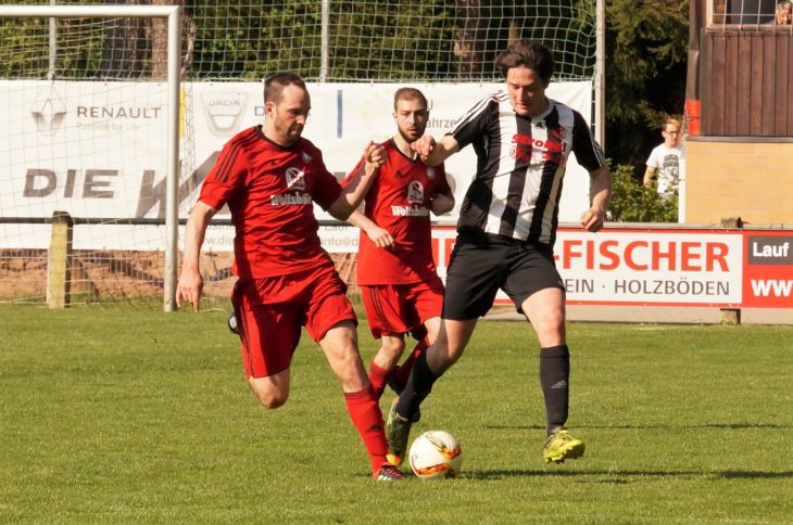 Gerald Schreiner (links), der in dieser Szene seinen Gegenspieler Tim Stengel erfolgreich beim Spielaufbau stört, und der SC Eckenhaid entschieden das Eckentaler Derby beim ASV Herpersdorf mit 1:0 für sich. Foto: M. Keilholz