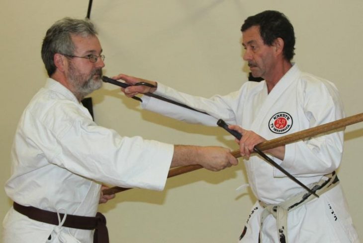 Meister und Schüler: Klaus Oblinger (rechts) demonstriert hier Gernot Saubert, wie er mit der „Sai“, einer kurzen Eisengabel, den Angriff mit dem bis knapp zwei Meter langen „Bo“ abwehren kann.