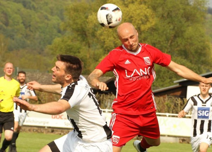 Kampf war Trumpf im Match des FC Hersbruck gegen den FSV Stadeln. In diesem Kopfballduell räumt der Gästeabwehrspieler Markus Bauer (in Rot) seinen Gegner Max Dill mit dem Ellbogen zur Seite.