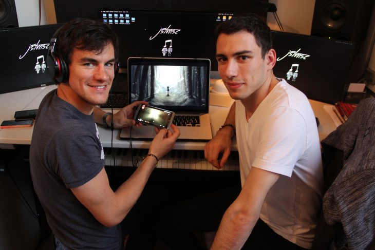 Georg Meier und Julian Anders (v.l.) sind JstMsc. Mit „Lux“ haben sie nicht nur ihr zweites Album veröffentlicht, sondern mit der gleichnamigen Atmos-fähigen App zugleich eine Plattform geschaffen, die Künstler, die mit dem neuen immersiven Soundformat arbeiten, zusammenbringen soll.