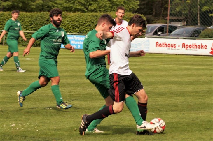 Erfolgreich war die erste Mannschaft des SC Eckenhaid - hier liefert sich Leon Louzil einen packenden Zweikampf mit Gästekapitän Martin Kögel - und rang Weißenohe durch zwei späte Tore 2:0 nieder. Foto: Keilholz