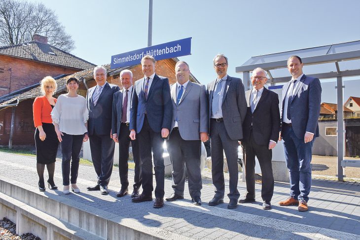 Freude über die künftige S-Bahn ins Schnaittachtal (von links): Simmelsdorfs Zweite Bürgermeisterin Andrea Lipka, Neunkirchens Bürgermeisterin Martina Baumann, der bayerische Innenminister Joachim Herrmann, stellvertretender Landrat Norbert Reh, Landtagsmitglied Norbert Dünkel, Simmelsdorfs Bürgermeister Perry Gumann, Ministerialrat Carsten Fregin, Schnaittachs Zweiter und Erster Bürgermeister, Karlheinz Lang und Frank Pitterlein.