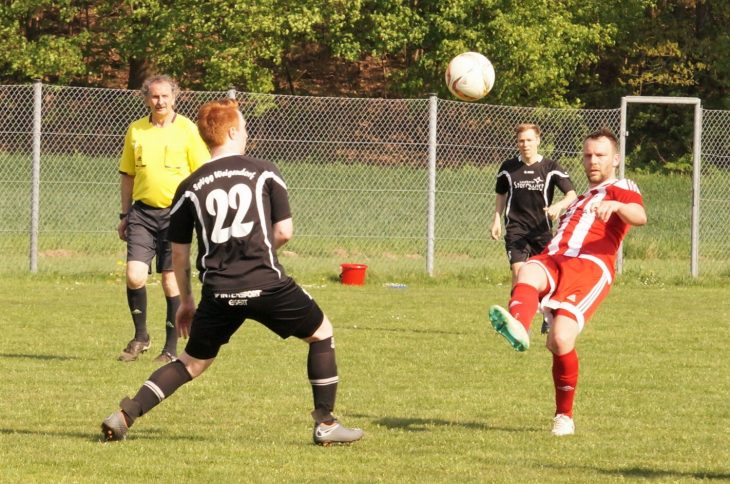 Der TSV Lauf (rechts Sebastian Szikal) und die SpVgg Weigendorf/Hartmannshof lieferten sich bei schweißtreibenden Temperaturen im April einen langweiligen Sommerkick, in dem die Tore fehlten.Fotos: M. Keilholz