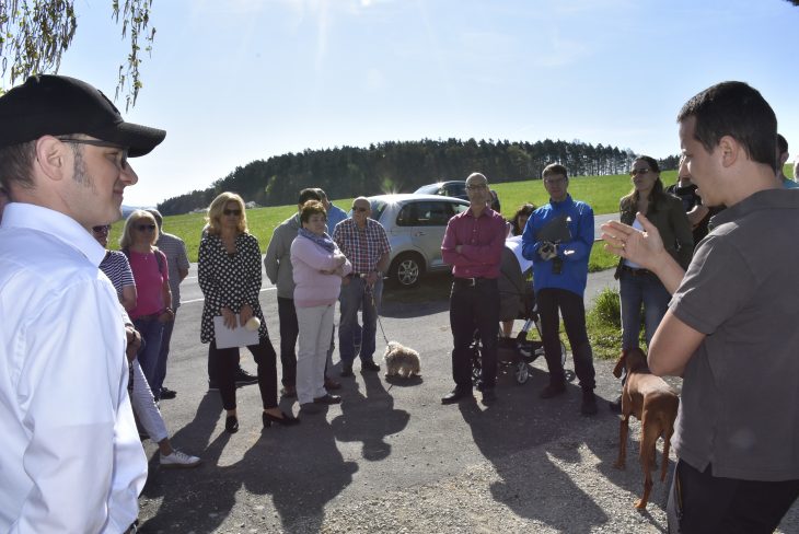 Reiner Heim (links) und Anwohner der betroffenen Straßen tragen Bürgermeisterin Ilse Dölle und Marktgemeinderäten aller Fraktionen ihre Bedenken zur ortsnahen Umgehung von Forth vor.