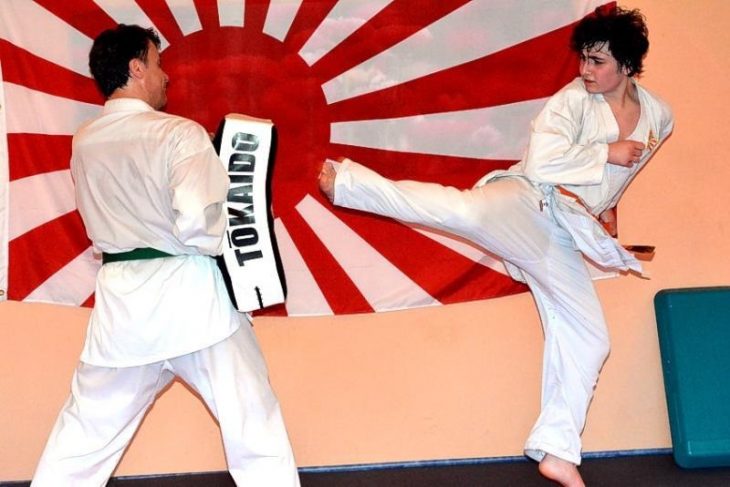 Spektakulärer Sprungtritt: Adrian Schemainda aus Hohenstadt (rechts) beim „Ushiro Tobi Geri“. Er bestand den Grüngurt, 6. Kyu.