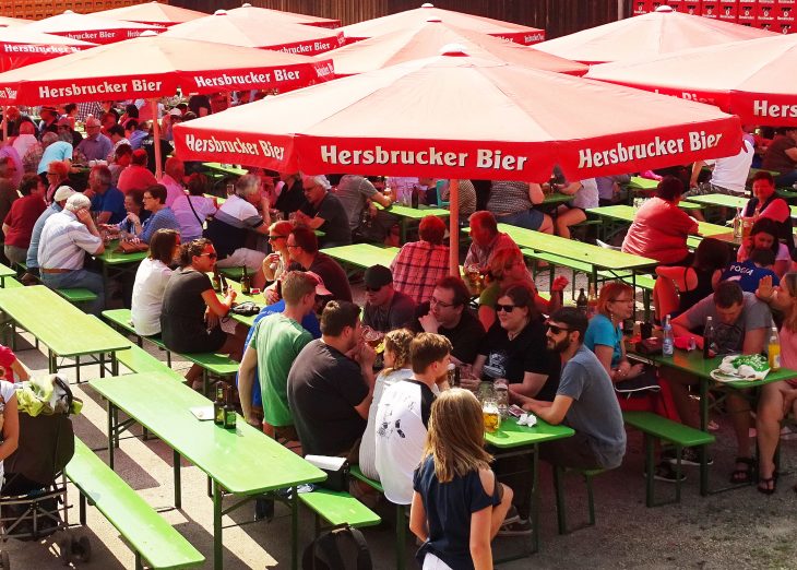 Bei fast 30 Grad waren Schattenplätze auf dem Brauereifest sehr beliebt.