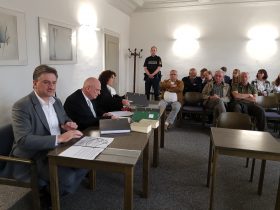 Prozessauftakt: Günther Felßner (links) muss sich vor dem Amtsgericht Hersbruck verantworten, nachdem er einen Strafbefehl über 150 Tagessätze nicht akzeptiert hatte.
