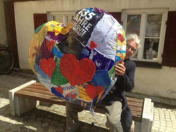 Das Herz, das Künstler Dieter Serfas gebaut hat, können Bürger am Samstag um 10.30 Uhr auf dem Hersbrucker Marktplatz mit Gipsbinden verkleiden. Am 28. April wandert es dann mit zur Demo nach Nürnberg.