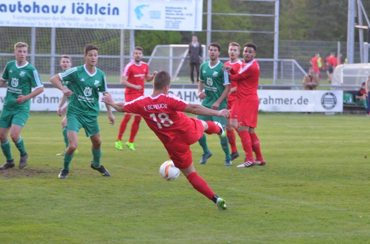 Paskos zweiter Streich: Erneut gelingt dem Feuchter Stürmer ein spektakulärer Treffer per Seitfallzieher.