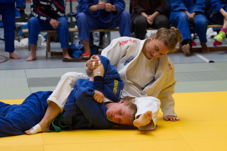 Beim Kampf gegen Gröbenzell versucht Verena Geppert (-70 kg), einen Hebel anzusetzen.