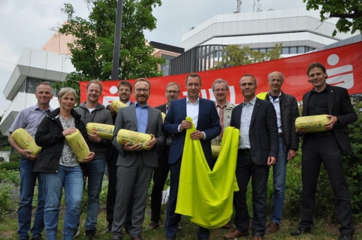Die Sponsoren stellen das Geschenk für die Läufer vor.