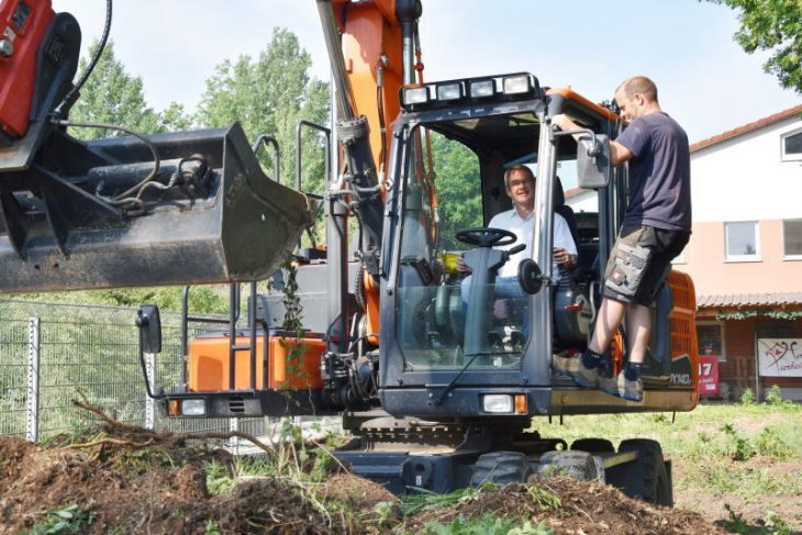 Robert Ilg stellte sich beim Baggerfahren recht geschickt an.