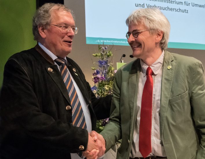 Übergabe nach 16 Jahren Seit' an Seit': Hubert Weiger gratuliert Richard Mergner (r.).