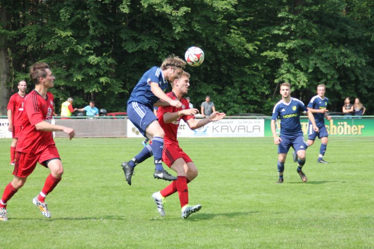 Niklas Lehneis vom SC Eckenhaid im Kopball-Duell mit Valentin Kappel vom ASV Michelfeld. Foto: Gumann