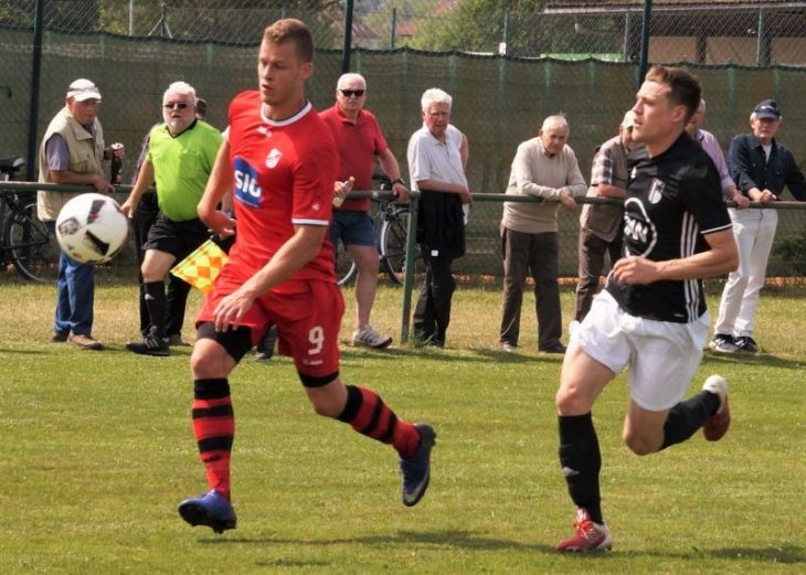 Der FC Hersbruck schonte seine Spieler für die bevorstehende Relegation; auch Alexander Brüx (links) war beim 0:0 gegen Absteiger SG 1883 Nürnberg-Fürth nur 45 Minuten auf dem Platz.