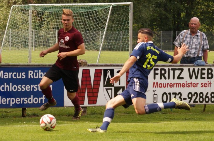 Tom Weickmann (links) ließ den ASV Herpersdorf mit seinem 1:2-Ánschlusstreffer nach 77 Minuten zwar noch einmal hoffen, doch letztlich nahm Spitzenreiter ASV Michelfeld mit 3:1 die Punkte mit und verteidigte seinen Zweipunkte-Vorsprung vor dem SV Gößweinstein.Foto: M. Keilholz