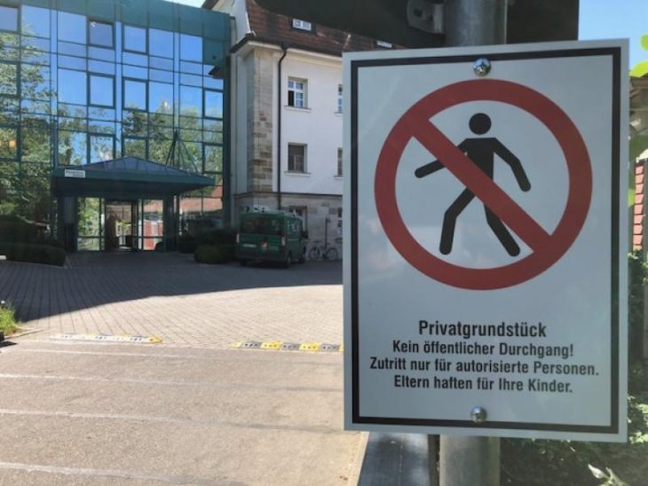 Ein Schild macht deutlich, dass hier das Klinik- und damit auch das Privatgelände beginnt.