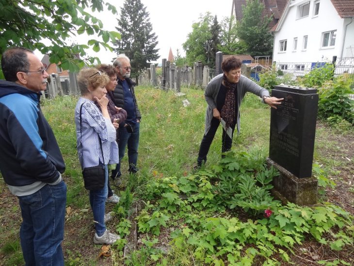Die Gäste aus New York besuchten das Grab ihres Großvaters. Heinrich Freimann kam 1950 zurück nach Schnaittach und ist der einzige, der nach dem Zweiten Weltkrieg auf dem jüdischen Friedhof bestattet wurde.