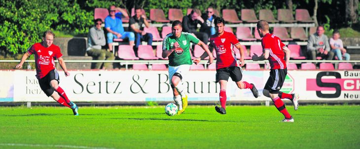 Eine typische Szene für die Partie am vergangenen Freitagabend: Kaum kam ein Ezelsdorfer an den Ball, waren auch schon drei Woffenbacher um ihn herum.