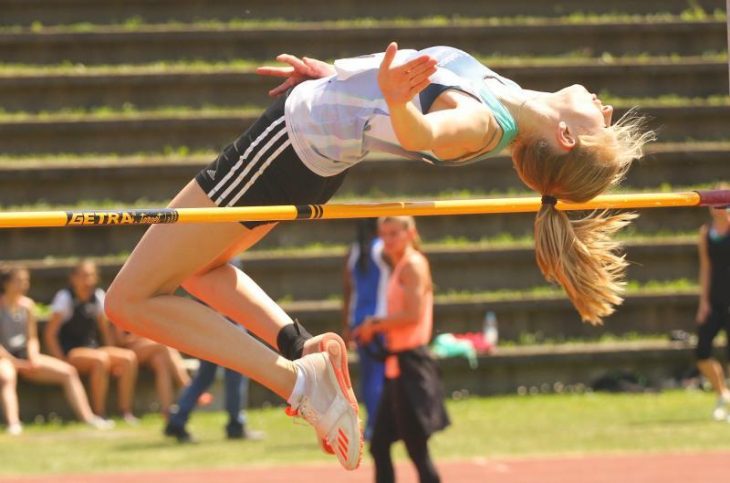 Antonia Sörgel sprang beim Förderwettkampf des Bayerischen Leichtathletikverbandes auf Rang Eins.