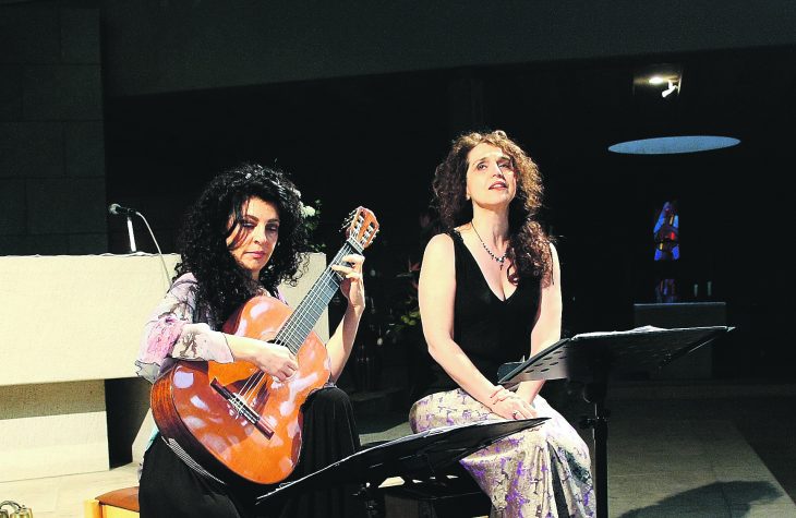 Traumhaftes Duo: Kammersängerin Frances Pappas dringt in die Tiefen der Seele europäischer Lieder – begleitet von der kongenialen Gitarristin Laura Young.