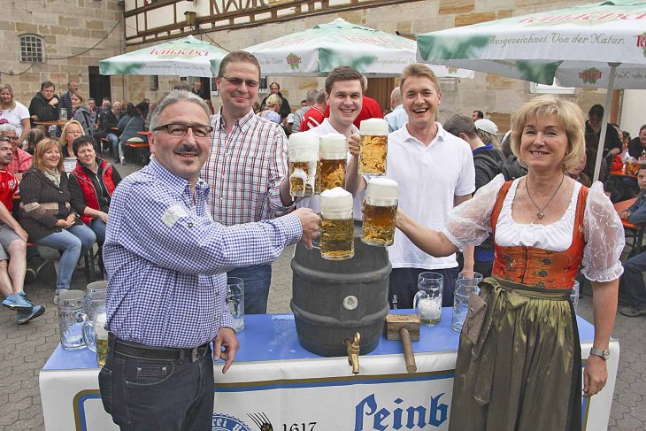 Ein Prost auf einen gelungenen Kärwa-Auftakt: Brauerei-Chefin Cornelia Bub stieß mit 2. Bürgermeister Manfred Räbel, Braumeister Volker Nossol und ihren Söhnen Michael und Stefan an.