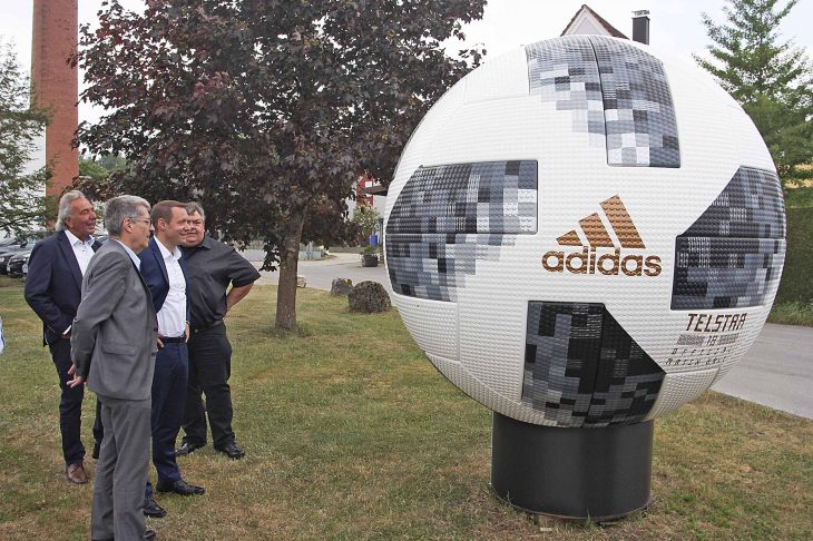 Produkt aus Ludersheim: Der WM-Ball von Polyplast geht in 23 Länder. Gemeinsam erläuterten die Gechäftsführer Uli und Thomas Sander Altdorfs Bürgermeister Erich Odörfer und Landrat Armin Kroder die Konstruktion.