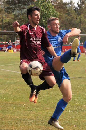Tim Landshammer (re.) vom FSV Schönberg liefert sich hier einen Zweikampf um den Ball mit Özcan Sonkaya von der SG Oberes Pegnitztal.Foto: Keilholz
