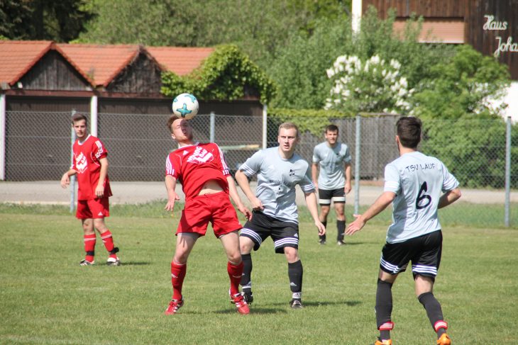 Der TSV Lauf – im Bild Sebastian Boos im Zweikampf mit Mario Abramek vom SV Offenhausen – besiegte die Gäste im Samstagsspiel mit 1:0. Foto: A. Gumann