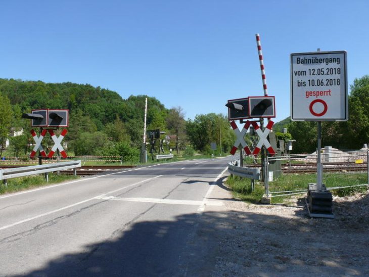 Bis voraussichtlich 8. Juni ist der Bahnübergang am Eschenbacher Weg gesperrt.