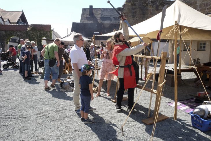 Auch die Kinder interessierten sich für die altertümlichen Handwerkskünste, die im Burghof vorgestellt wurden. Der örtliche Geflügelzuchtvereins zeigte eine Auswahl seiner prächtigen Vögel.
