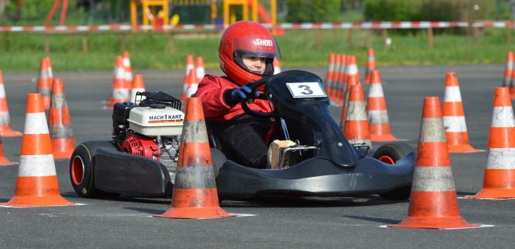 Mark Csato zeigte bei seiner Rennpremiere im Jugend-Kart gleich sein Talent: Trotz zweier Pylonenfehler fuhr er in der Klasse K 1 souverän auf Platz drei.
⋌Foto: Porta