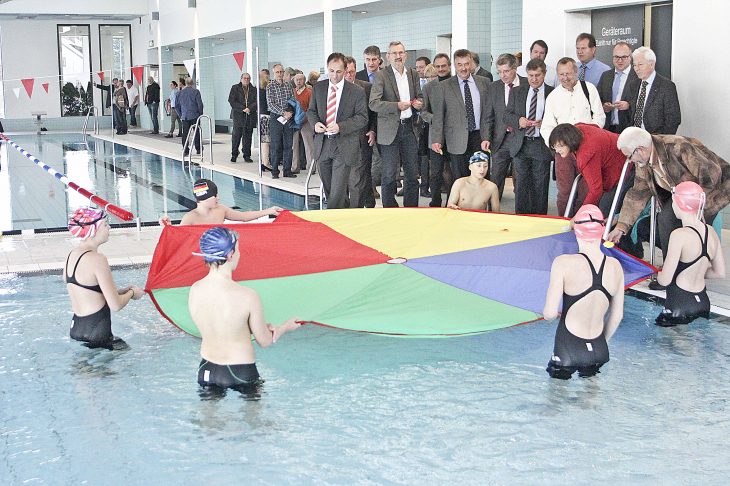 Guter Dinge waren Bügermeister, Kreis-und Stadträte bei der Eröffnung des Hallenbads im November 2014. Inzwischen ist den Beteiligten von damals das Lachen vergangen, wenn sie auf das Bad angesprochen werden.
