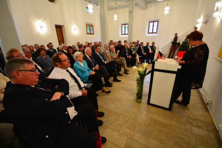 Bürgermeisterin Ruth Thurner (rechts) begrüßt die geladenen Gäste, darunter die Ehrenbürger, der Landrat und die Bürgermeister der Nachbargemeinden.