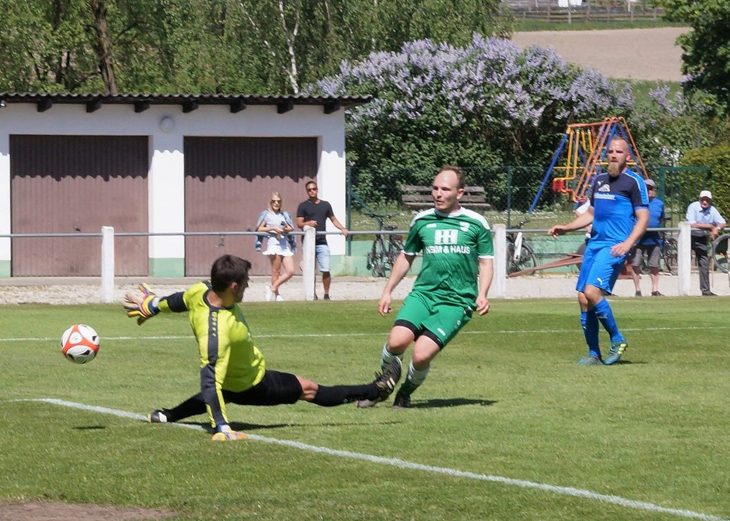 Moritz Roth, der hier Altensittenbachs Torhüter Alexander Vogel keine Chance lässt, setzte mit seinem Tor zum 3:1 fünf Minuten vor Schluss den Schlusspunkt zum 3:1-Heimsieg der Diepersdorfer Reserve.