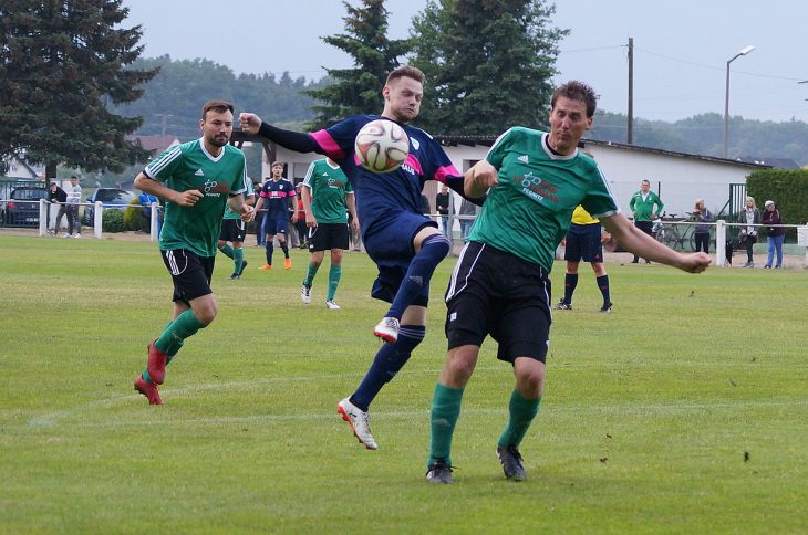 Philipp Knogl, der das 2:0 erzielte, und Alexander Stengel (2. v. rechts) im Duell um den Ball mit drei Gästeakteuren vor dem Pottensteiner Strafraum; links Markus Meier.