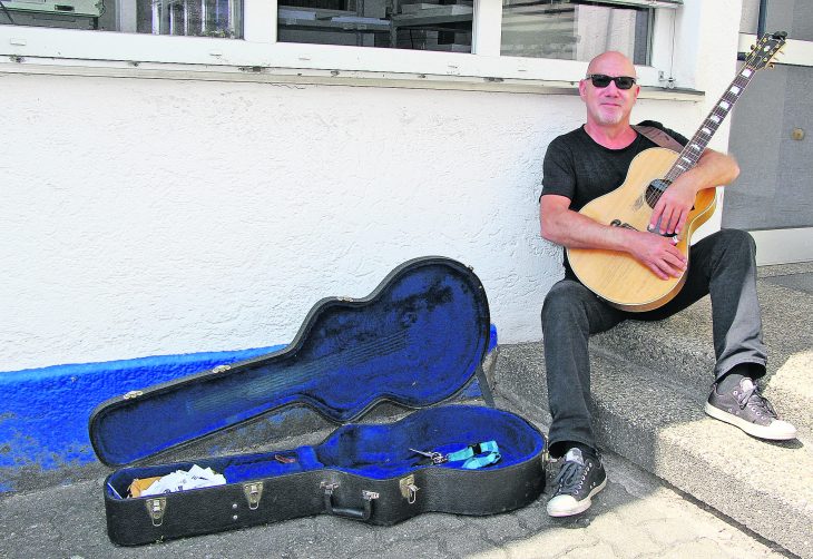 Melancholiker mit Tiefgang: Sänger, Gitarrist und Komponist Klaus Brandl kommt mit seiner neuen CD „Diamonds from Dust“ nach Altdorf.