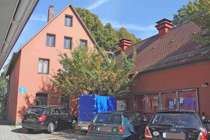 Erinnerung an längst vergangene Zeiten: der ehemalige Bierausschank im Graffiti-Garten. Die Stellplätze vor der ehemaligen Kino-Kneipe würden bei einer Sanierung nicht mehr ausreichen. Jetzt hat eine Mehrheit des Stadtrats den Abriss der Gebäude beschlossen.