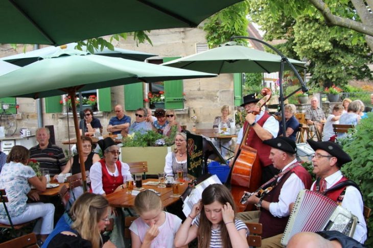 Die Gruppe „Kemmärä Kuckuck“ zauberte eine wunderbare Stimmung in den Biergarten.