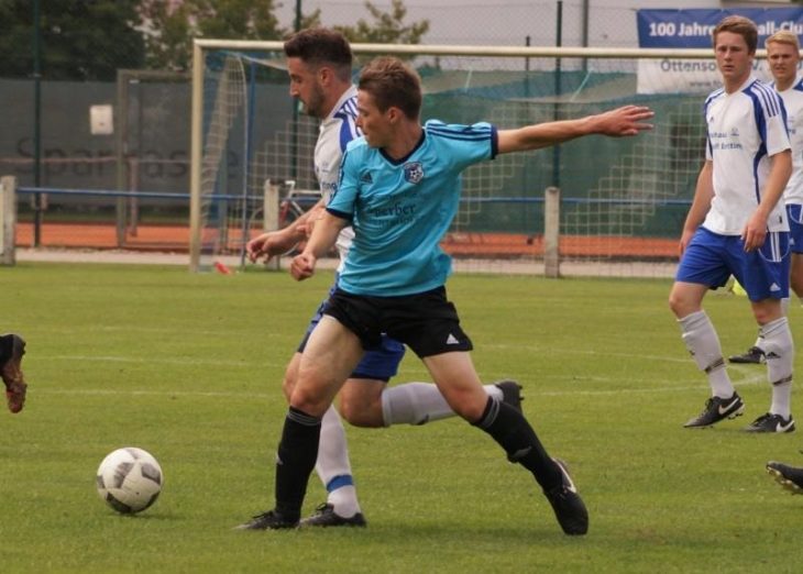 Die „Taler“ wehrten sich bei der 2:4-Niederlage in Ottensoos, wie dieser Zweikampf zwischen Justus Moissl und Peter Straußner zeigt, nach Kräften und verabschiedeten sich erhobenen Hauptes aus der Kreisliga.