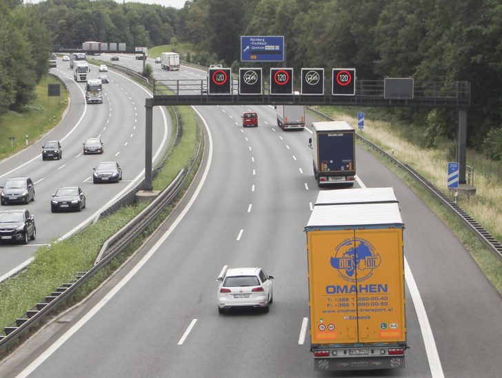 Ohne großen Kostenaufwand könnte das Tempolimit umgestzt werden, sagen die Sprecher der Fischbacher Bürgerinitiative. An den Schilderbrücken müsste nur Tempo 80 statt der bisher erlaubten 120 angezeigt werden.