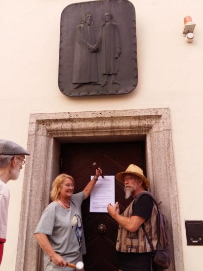 Am Hersbrucker Rathaus brachte Heidi Rauenbusch die Thesen für den Erhalt des Hersbrucker Krankenhauses an.